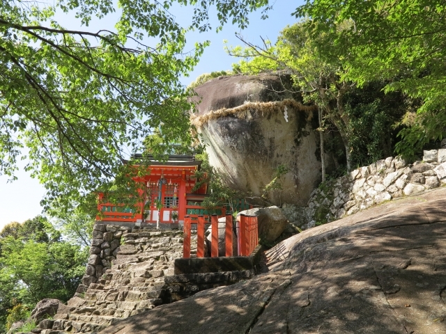 岩をご神体にする神社
